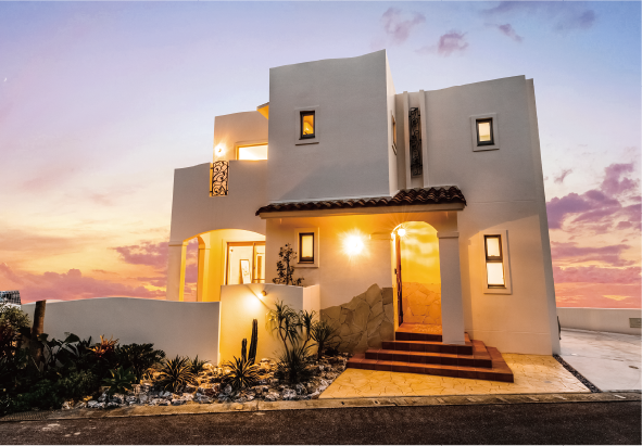 沖縄らしい赤瓦をモチーフに光と空間のバランス