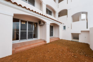 白と木をベースにした快適な居住空間