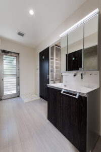 大きな窓とパティオで明るく開放的に