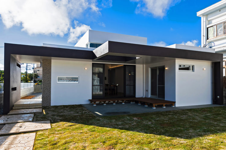 和モダンとカラフルなアクセントが融和した家