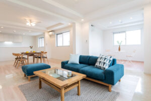 白と木をベースにした快適な居住空間