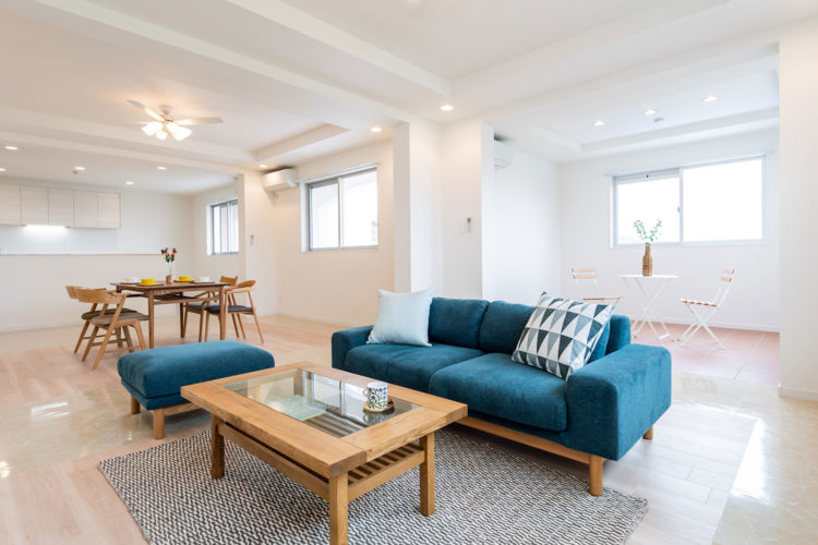 白と木をベースにした快適な居住空間