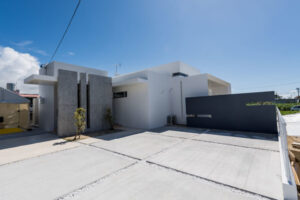 大きな窓とパティオで明るく開放的に