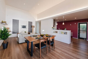 和モダンとカラフルなアクセントが融和した家