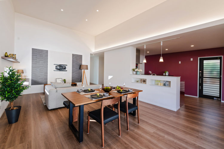 和モダンとカラフルなアクセントが融和した家