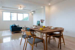 白と木をベースにした快適な居住空間