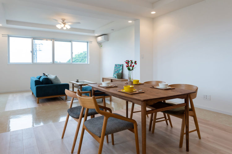 白と木をベースにした快適な居住空間