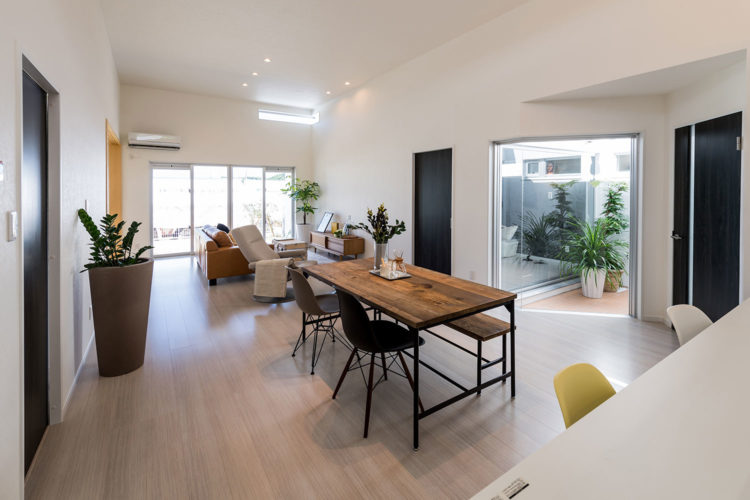 大きな窓とパティオで明るく開放的に