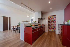 和モダンとカラフルなアクセントが融和した家