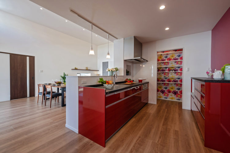 和モダンとカラフルなアクセントが融和した家