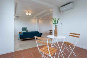 白と木をベースにした快適な居住空間