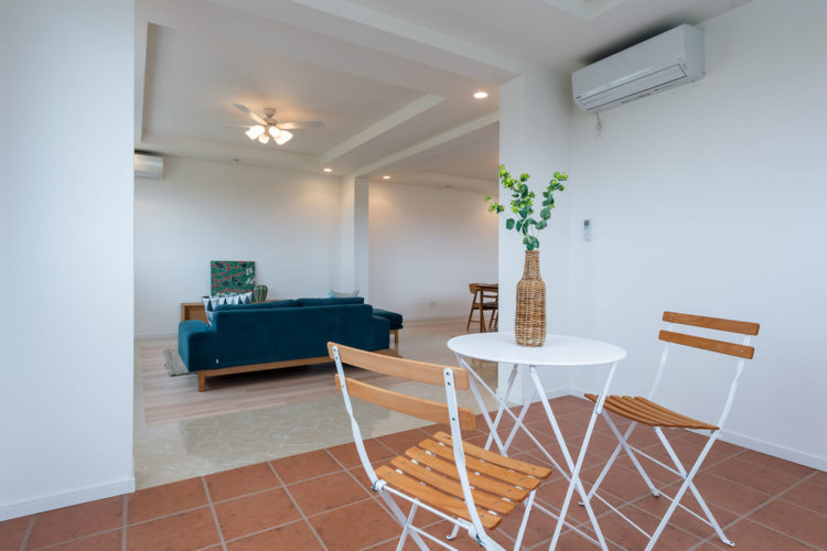 白と木をベースにした快適な居住空間