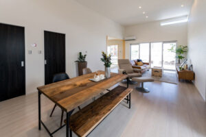 大きな窓とパティオで明るく開放的に