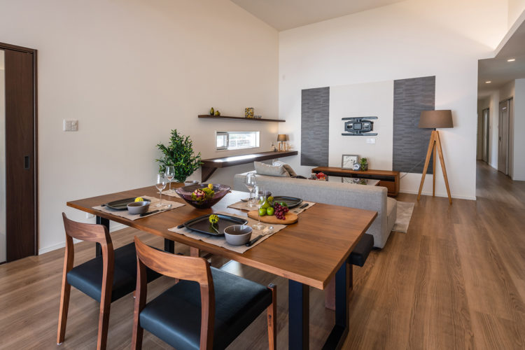 和モダンとカラフルなアクセントが融和した家