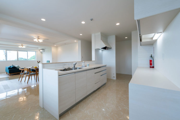 白と木をベースにした快適な居住空間