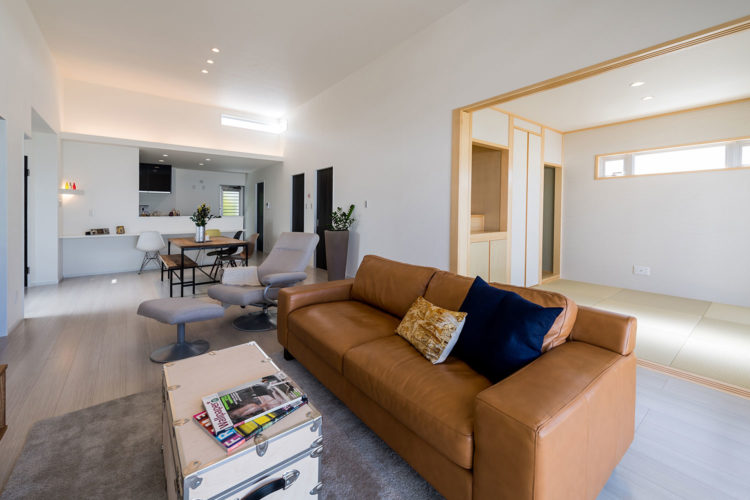 大きな窓とパティオで明るく開放的に