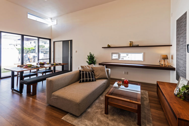 和モダンとカラフルなアクセントが融和した家