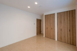 白と木をベースにした快適な居住空間