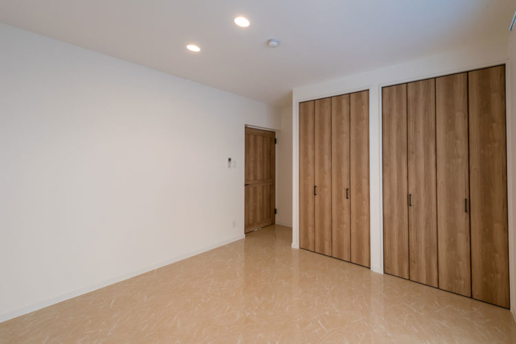 白と木をベースにした快適な居住空間