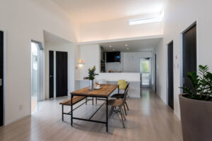 大きな窓とパティオで明るく開放的に