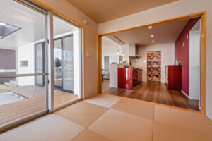 和モダンとカラフルなアクセントが融和した家