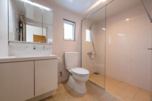 白と木をベースにした快適な居住空間