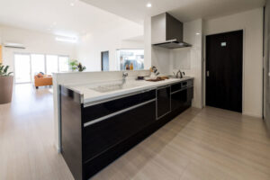 大きな窓とパティオで明るく開放的に