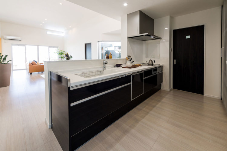 大きな窓とパティオで明るく開放的に