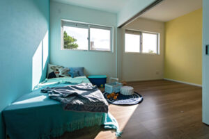 和モダンとカラフルなアクセントが融和した家