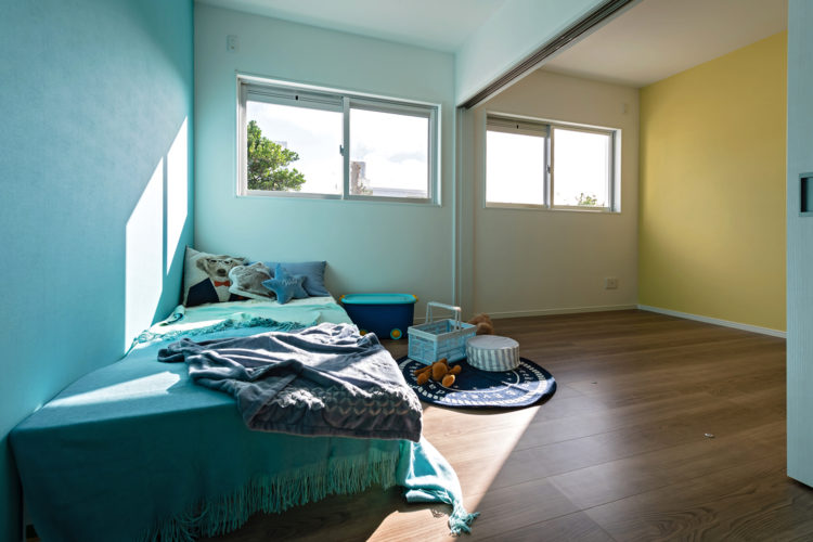 和モダンとカラフルなアクセントが融和した家