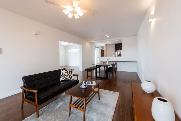 白と木をベースにした快適な居住空間