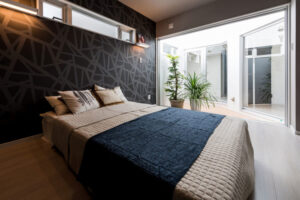 大きな窓とパティオで明るく開放的に