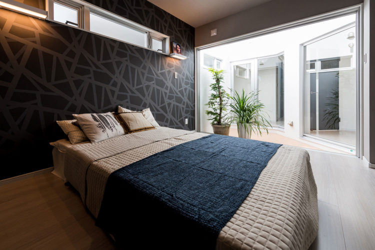 大きな窓とパティオで明るく開放的に