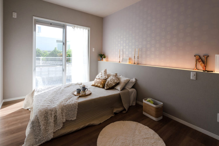 和モダンとカラフルなアクセントが融和した家