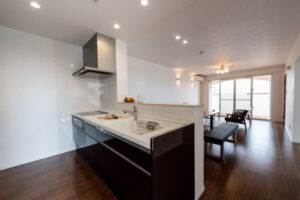 白と木をベースにした快適な居住空間