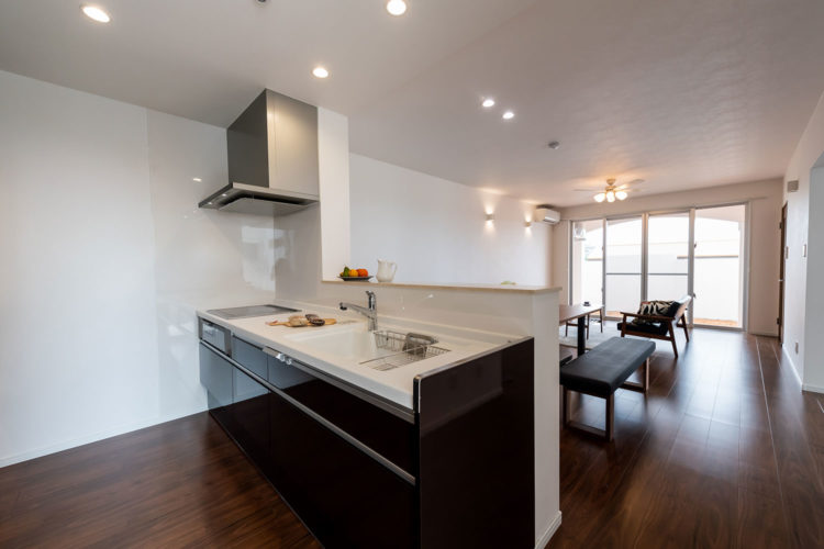 白と木をベースにした快適な居住空間