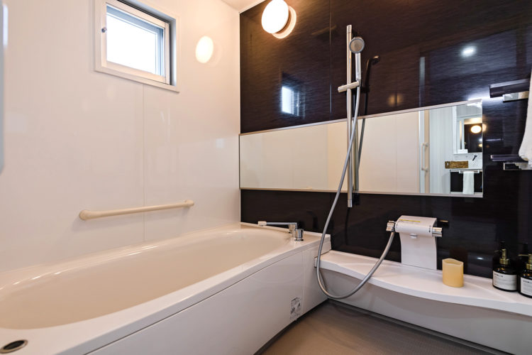 和モダンとカラフルなアクセントが融和した家