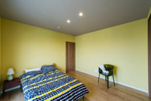 色彩豊かなテーマカラーが映えるお部屋