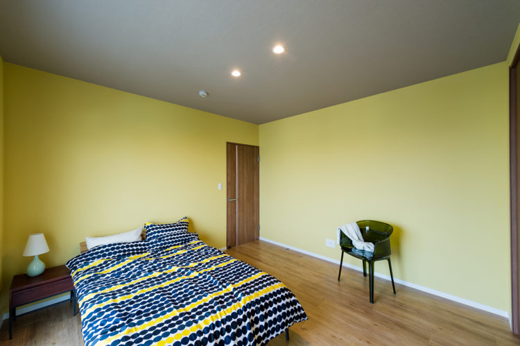 色彩豊かなテーマカラーが映えるお部屋