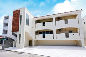 タイル床や傾斜天井を巧みに用いた美しい邸宅