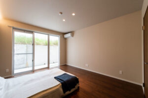 白と木をベースにした快適な居住空間