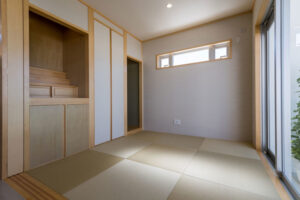 大きな窓とパティオで明るく開放的に