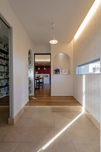 和モダンとカラフルなアクセントが融和した家