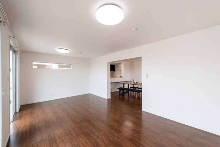 白と木をベースにした快適な居住空間