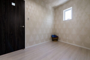 大きな窓とパティオで明るく開放的に