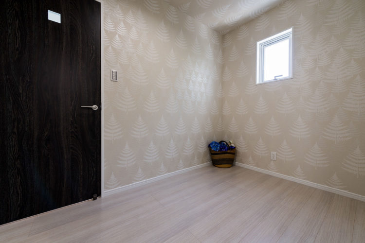 大きな窓とパティオで明るく開放的に