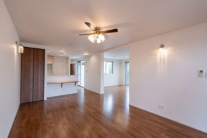 白と木をベースにした快適な居住空間