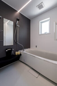 大きな窓とパティオで明るく開放的に