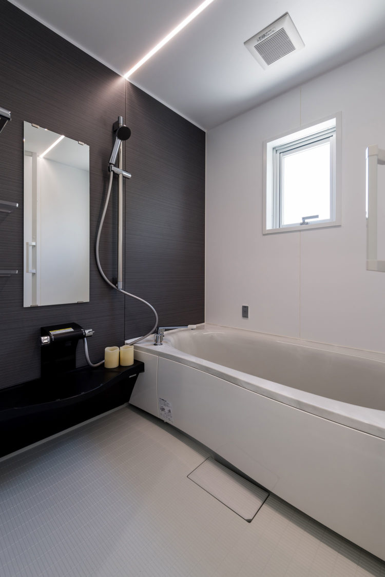 大きな窓とパティオで明るく開放的に