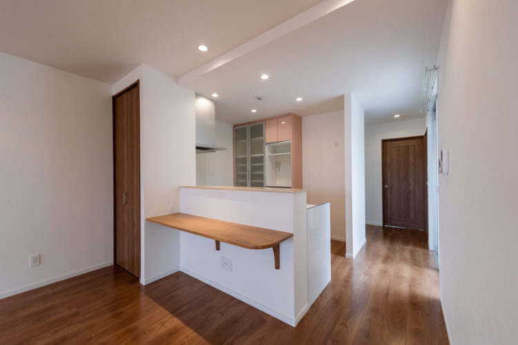 白と木をベースにした快適な居住空間